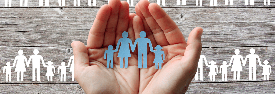 psoriasis hereditary - person showing family on hands