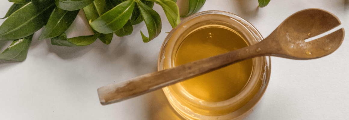 manuka honey for psoriasis - honey spoon with honey jar